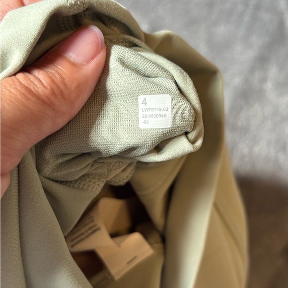 Lululemon Align High-Rise Short 6"
Fog Green Size 4 - Picture 4 of 5